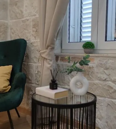 Lana Apartman *